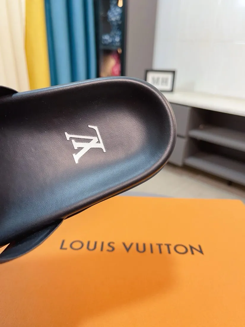 Men's shoes💰300🌹🌹【LV】Multi-color new men's slippers, original top-quality version, original special cowhide with pebbled embossing➕sheepskin on the inner and side, non-slip combination sole, more stable walking, more comfortable and lightweight, high-end and generous, size: 38~44